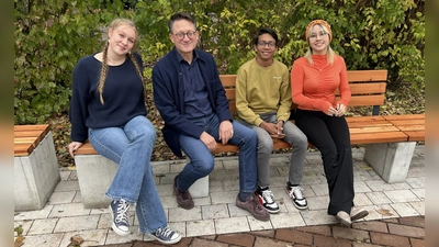 Die Schulleitung und das Landratsamt unterstützten bei der Aufstellung der Bank.  (Foto: Förderverein des Josef-Effner-Gymnasiums)