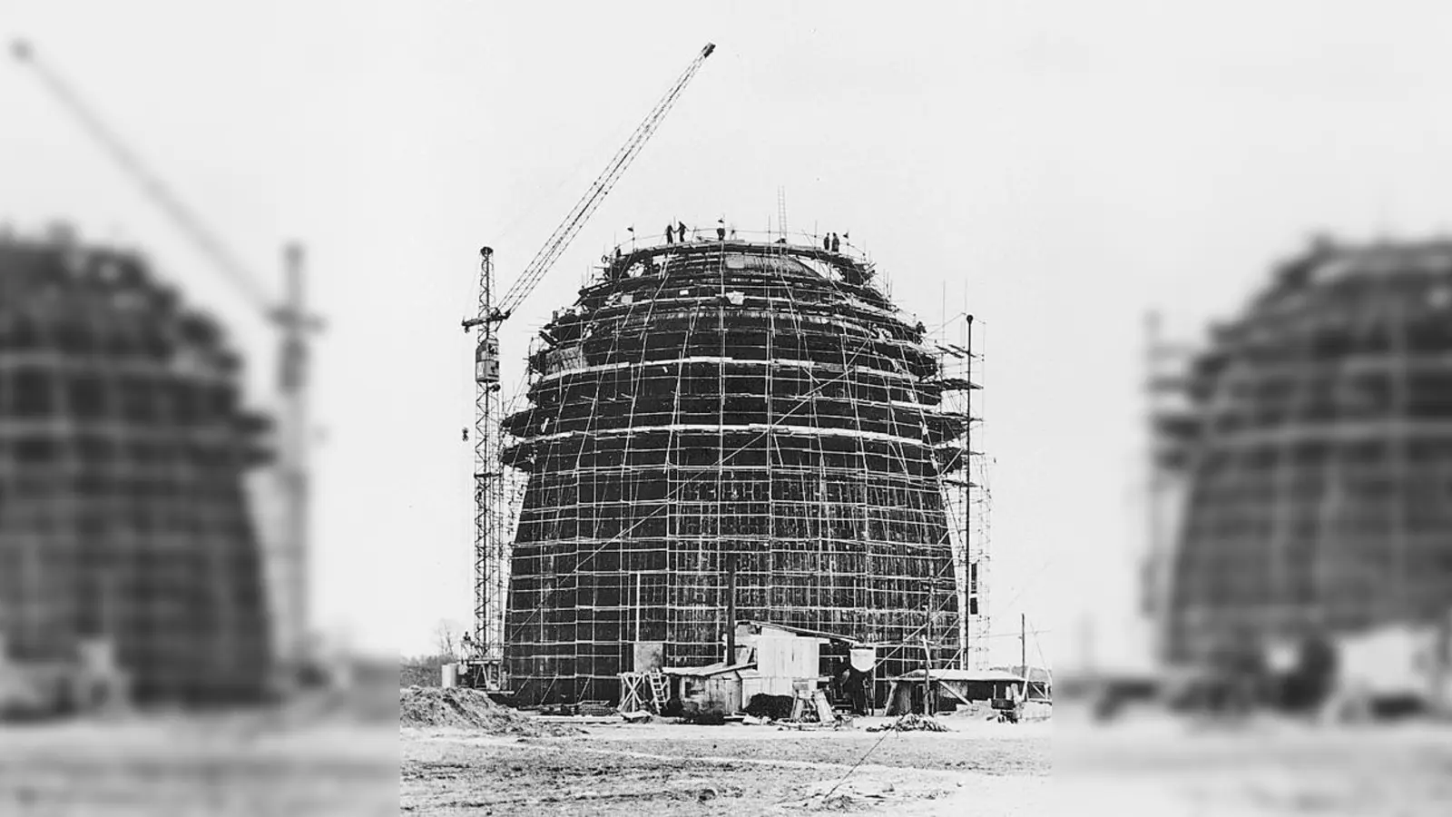 Das »Atom-Ei« entsteht. Es ist Deutschlands erster Forschungsreaktor und wird die bis dahin landwirtschaftlich geprägte Gemeinde weit über ihre Grenzen hinaus bekannt machen.  (Foto: Stadt Garching)