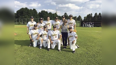 Baseball-Gruppenbild mit Dame: Die Caribes feiern zwei Siege mit ihrer Vereinspräsidentin Nixie Zarate-Trassl (vorn, Zweite von rechts).	 (Foto: VA)
