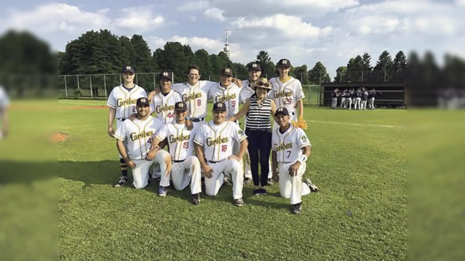 Baseball-Gruppenbild mit Dame: Die Caribes feiern zwei Siege mit ihrer Vereinspräsidentin Nixie Zarate-Trassl (vorn, Zweite von rechts).	 (Foto: VA)