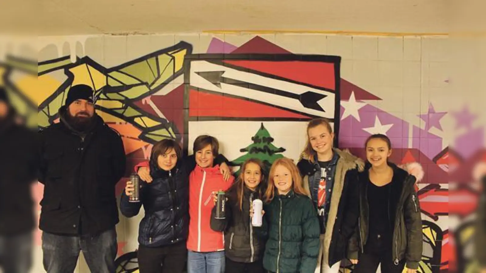 Der Graffitikünstler Phil One mit den Schülerinnen des Gymnasiums Höhenkirchen-Siegertsbrunn. 	          (Foto: VA)