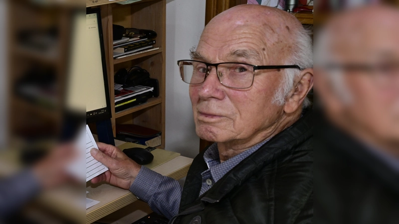 Franz Götz war 58 Jahre lang ehrenamtlicher Wetterbeobachter. Das Bild zeigt ihn an seinem „Arbeitsplatz“, über den die Regenmengen und die Schneehöhen an den DWD gemeldet werden. (Foto: R. Lex)