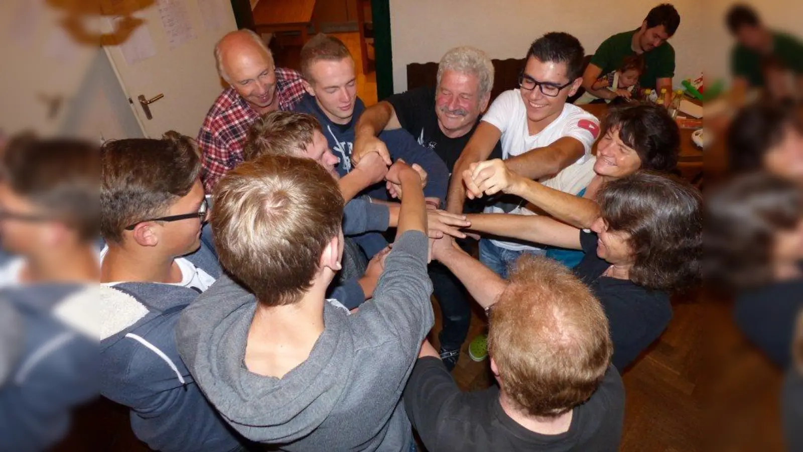 Bei den Gruppenspielen musste der gordische Handknoten gelöst werden. (Foto: Wildschützen Pöcking)