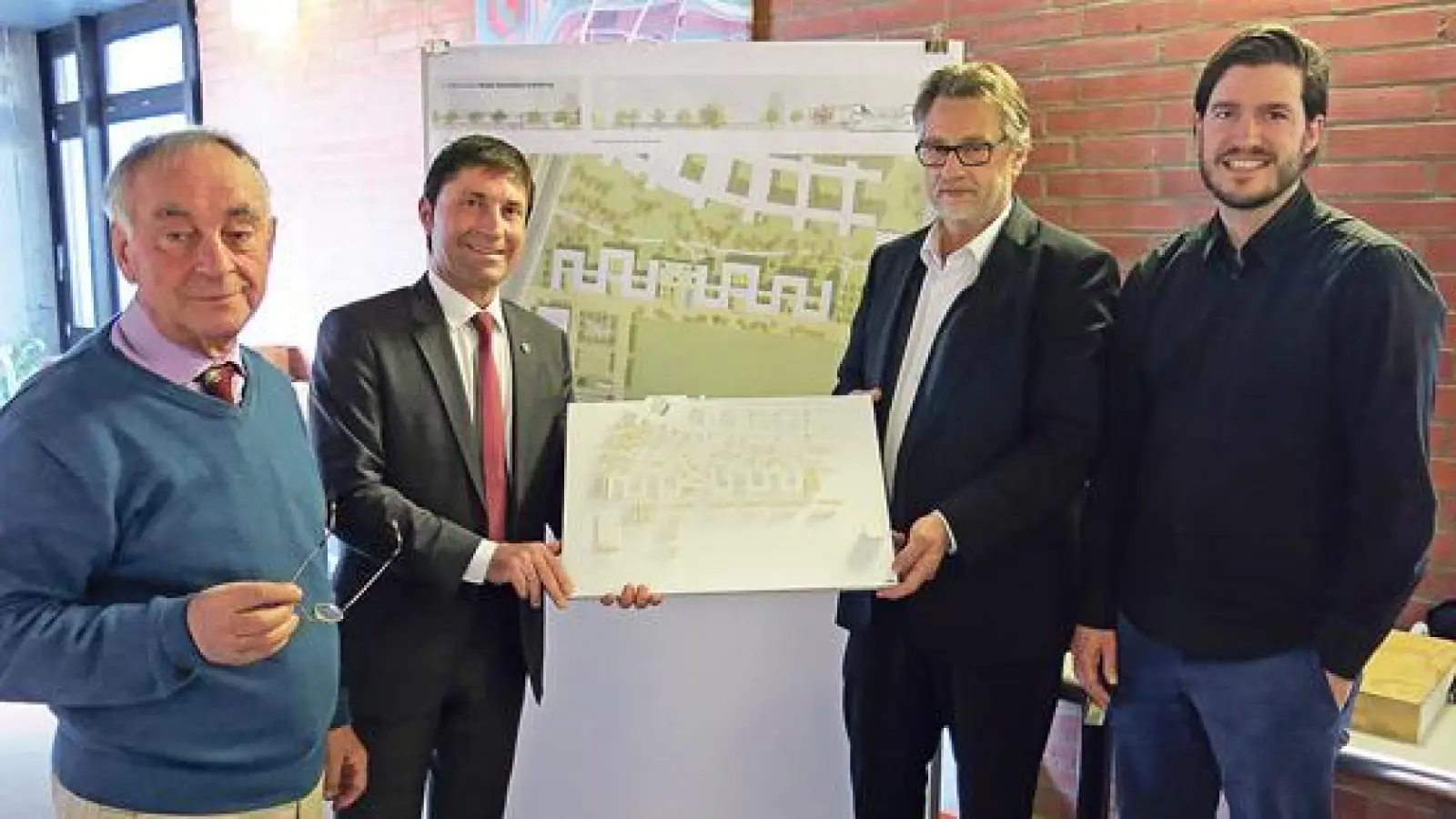 Freuen sich auf ihr Projekt Schulcampus (v. r.): Die Architekten Manuel Ruf und Manfred Felix mit Unterföhrings Bürgermeister Andreas Kemmelmeyer und dem Berater zum pädagogischen Konzept, Heinz Durner.      (Foto: Gemeinde UFG/bue)