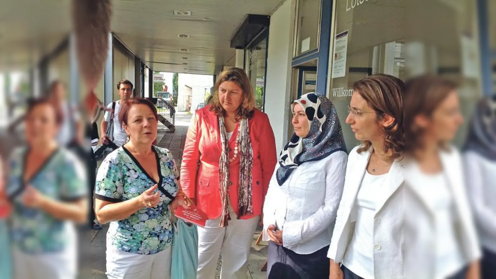 Diana Stachowitz, Elif Duygu Cindik-Herbrüggen und Aydan Özoguz (v. l.) bei dem Pontis-Lotsenprojekt.	 (Foto: Stachowitz)