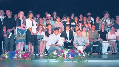 Die besten Münchner Absolventen des Qualifizierenden Hauptschulabschlusses und des M-Zweiges wurden in der Hauptschule an der Blumenauer Straße geehrt. (Foto: sk)