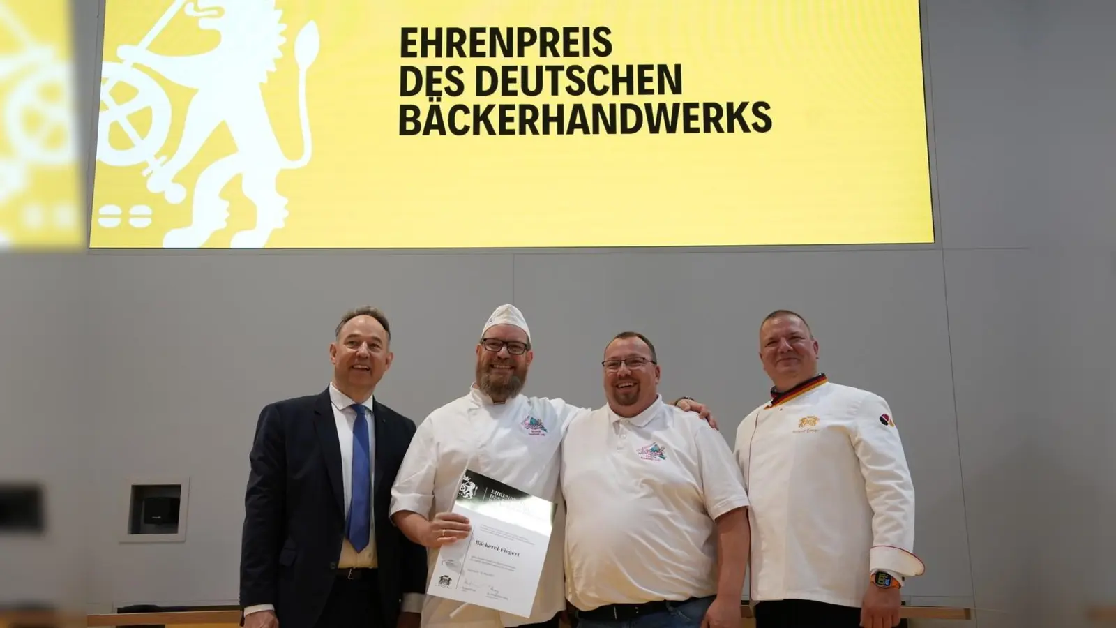 Bei der Preisverleihung (v.l.) Friedemann Berg Geschäftsführer des Zentralverbandes, Werner Fiegert Geschäftsführer der Bäckerei Fiegert, Gerald Klemann Backstubenleiter Bäckerei Fiegert und Roland Ermer, Präsident des Zentralverbandes.<br> (Foto: Zentralverband des Deutschen Bäckerhandwerks)