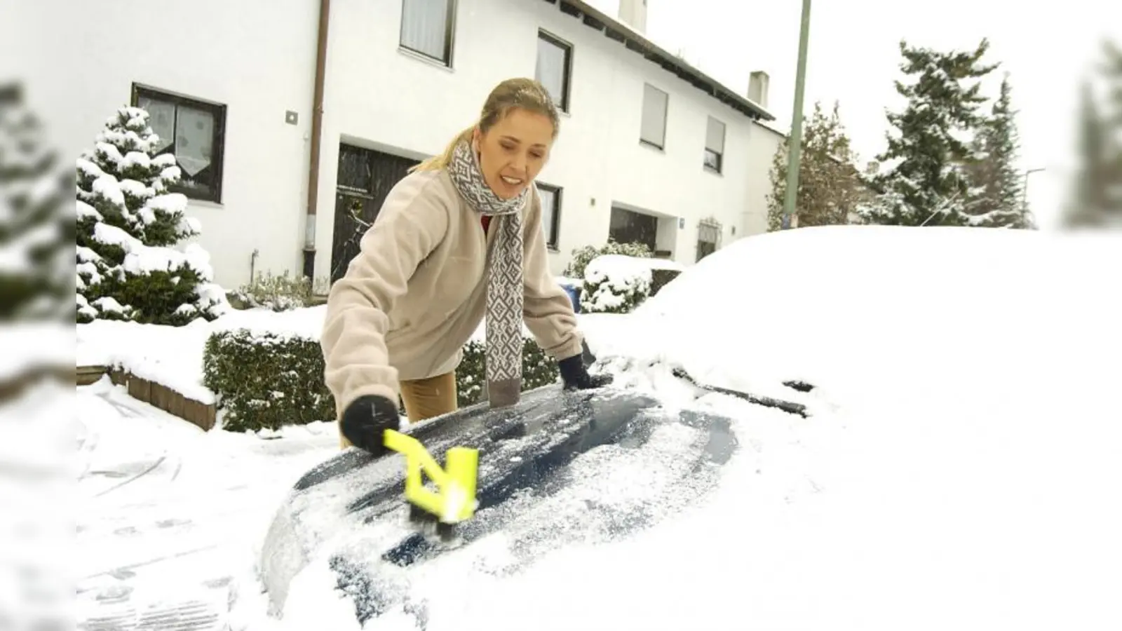 Vor Fahrtantritt das Auto von Schnee und Eis befreien. Bei Missachtung droht ein Bußgeld und die Sicherheit ist gefährdet, warnt der ADAC. (Foto: ADAC)