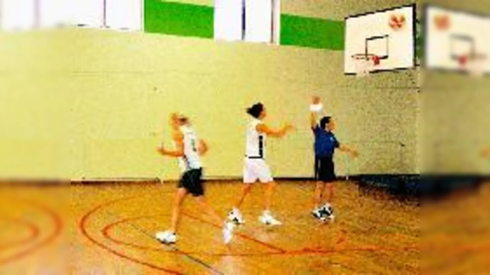 Damit es beim Derby gegen Wasserburg besser läuft, trainieren die Mädls hart, wie hier beim Sondertraining am Dienstagnachmittag. 	 (Foto: ks)