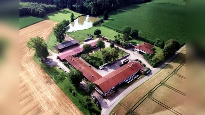 1200 Jahre wendungsreicher Weg von „timinhofa“ 819 bis zum heutigen modernen Gutsbetrieb Deinhofen. (Foto: Dorfarchiv Moosach)