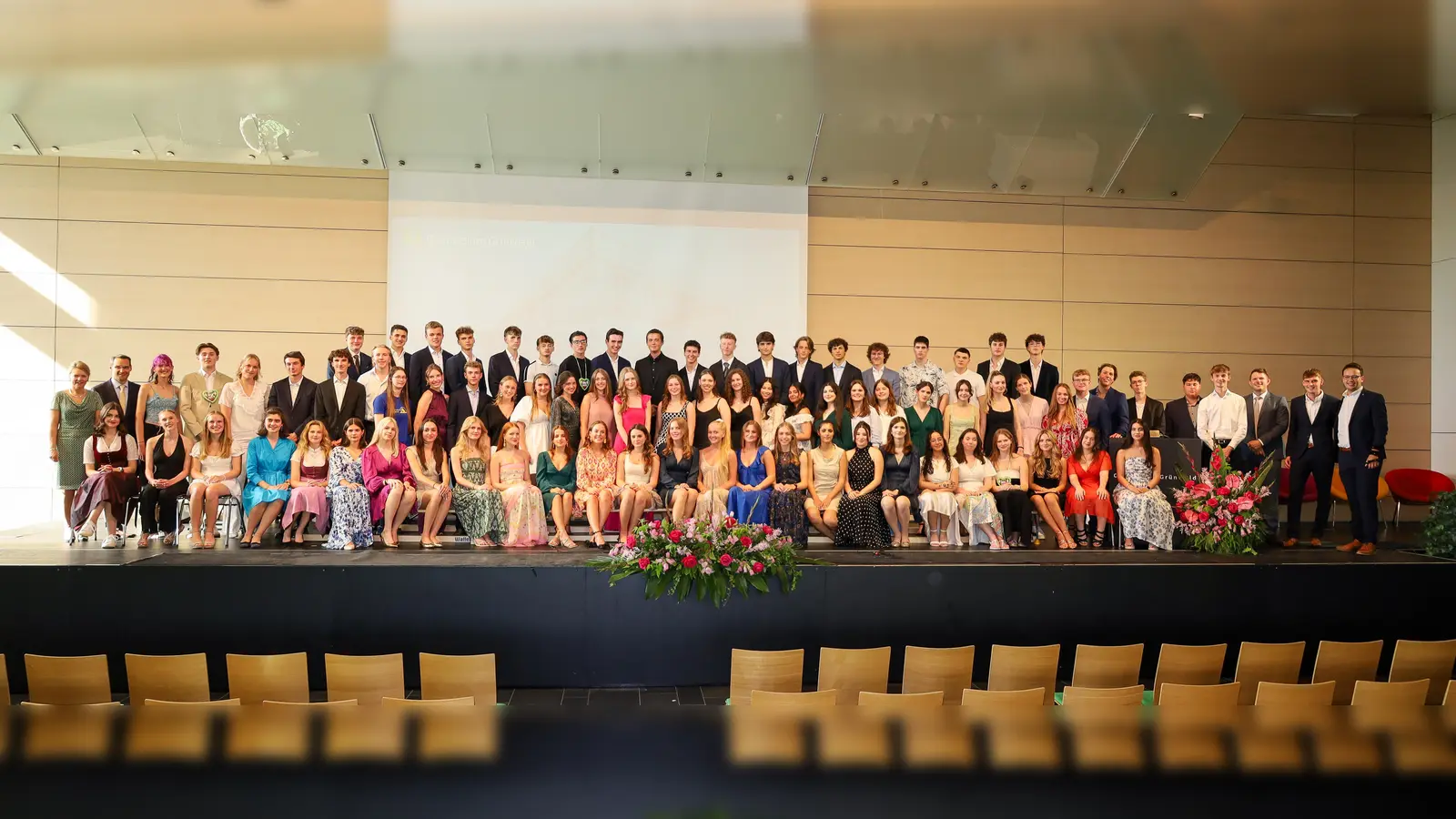 Der Abiturjahrgang 2024 mit Ministerialbeauftragter LtD. OStDin Korda, Stellv. Schulleiter StD Schumacher und Oberstufenkoordinatoren StR Hörsch und StR Ellmann nach der Verleihung der Abiturzeugnisse. (Foto: Maike Freese-Spott)