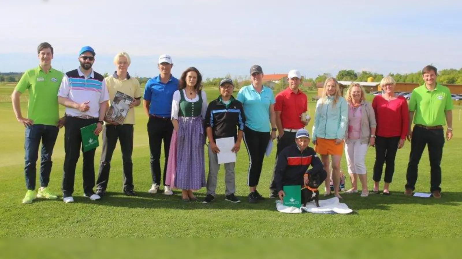 Thomas Krutzinna (Assistent der Anlagenleitung) freut sich zusammen mit Alexander Scharnagl, Philip Scheel, Dominik Baumann, Elisabeth Moser (Veranstalterin), Thu Tran, Karoline Zopf, Sebastian Winkler, Stefan König, Anja Bujok, Rita Art, Claudia Segerer und Anlagenleiter Andreas Aumann über die zahlreichen Anmeldungen beim Kärten Golf Cup. (Foto: GolfRange Germering)