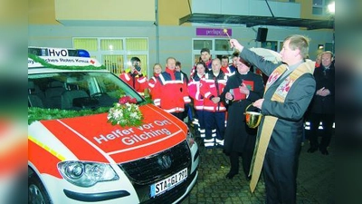 Segnen das Einsatzfahrzeug für eine unfallfreie Fahrt: (v.r.) Gilchings Pfarrer Thomas Tauchert und sein evangelischer Amtskollege Hans Schrödl. (Foto: BRK)