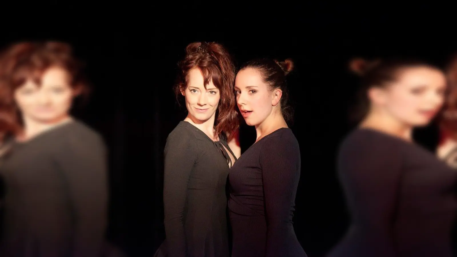 Die Chansonetten Mona Maria Weiblen (links) und Marina Granchette. (Foto: Bernhard Krause)