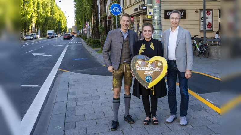 Bürgermeister Dominik Krause (links) mit Baureferentin Jeanne-Marie Ehbauer und Mobilitätsreferent Georg Dunkel am fertiggestellten ersten Bauabschnitt der Lindwurmstraße. (Foto: Dobner Angermann)