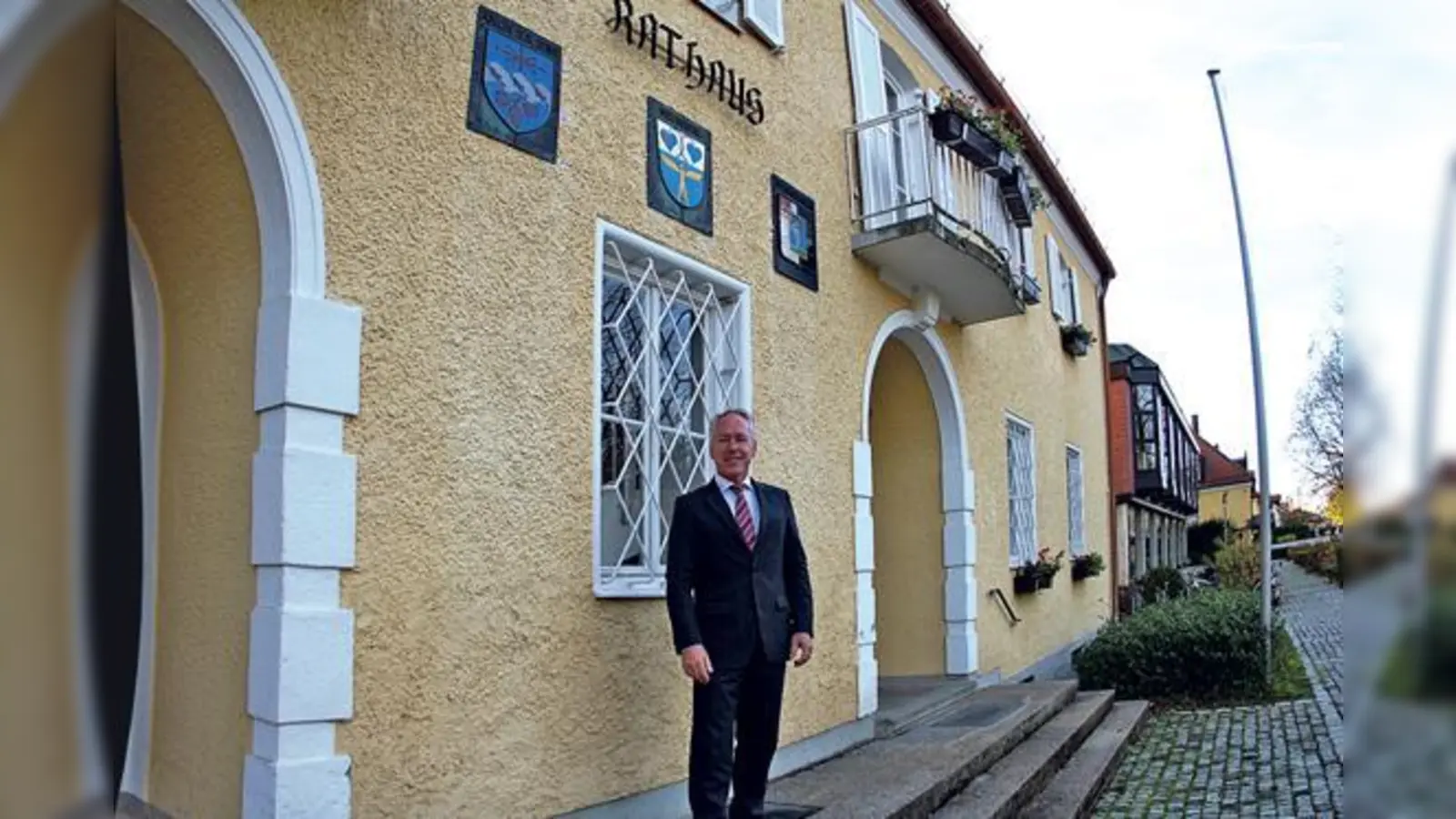 Zwei Gebäude  aber letztlich ein Projekt »Neubiberg Bürgerzentrum 2022«. Das Rathaus soll saniert und erweitert werden. Das Haus für Weiterbildung im Hintergrund wird laut aktuellen Gemeinderats-Beschlusses ebenfalls saniert und umgebaut. 	 (Foto: RedN)