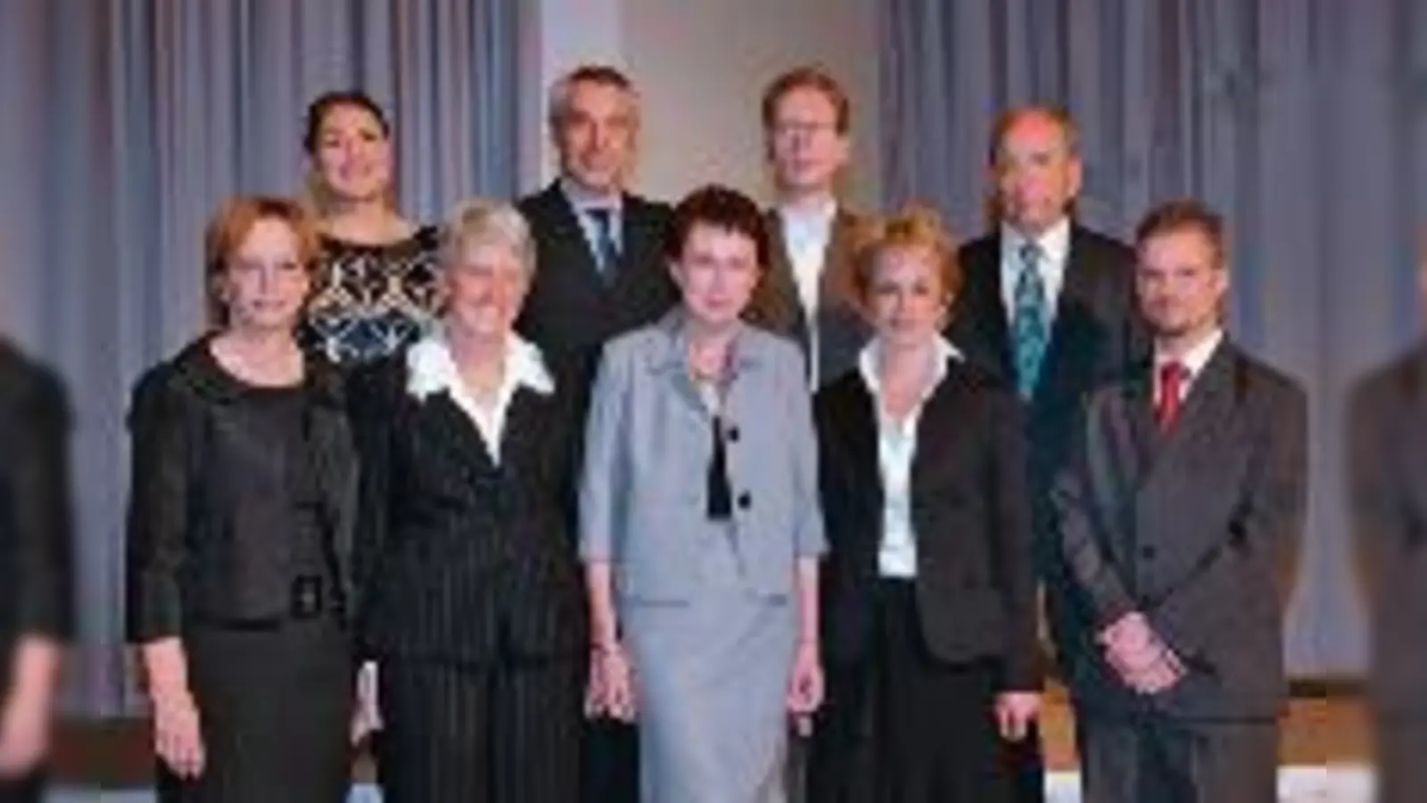 A. Harms (Freie Bürger), S. Linseisen, B. Weinzierl (beide CSU), Dr. M. Riederle (Freie Bürger), R, Gruber (CSU), J. Nieckchen (Bündnis 90/ Die Grünen), Ch. Schwabenbauer (CSU), T. Winzer (FDP) und T. Radtke (SPD, v. li.) wurden vereidigt.  (Foto: Stadt Ush)