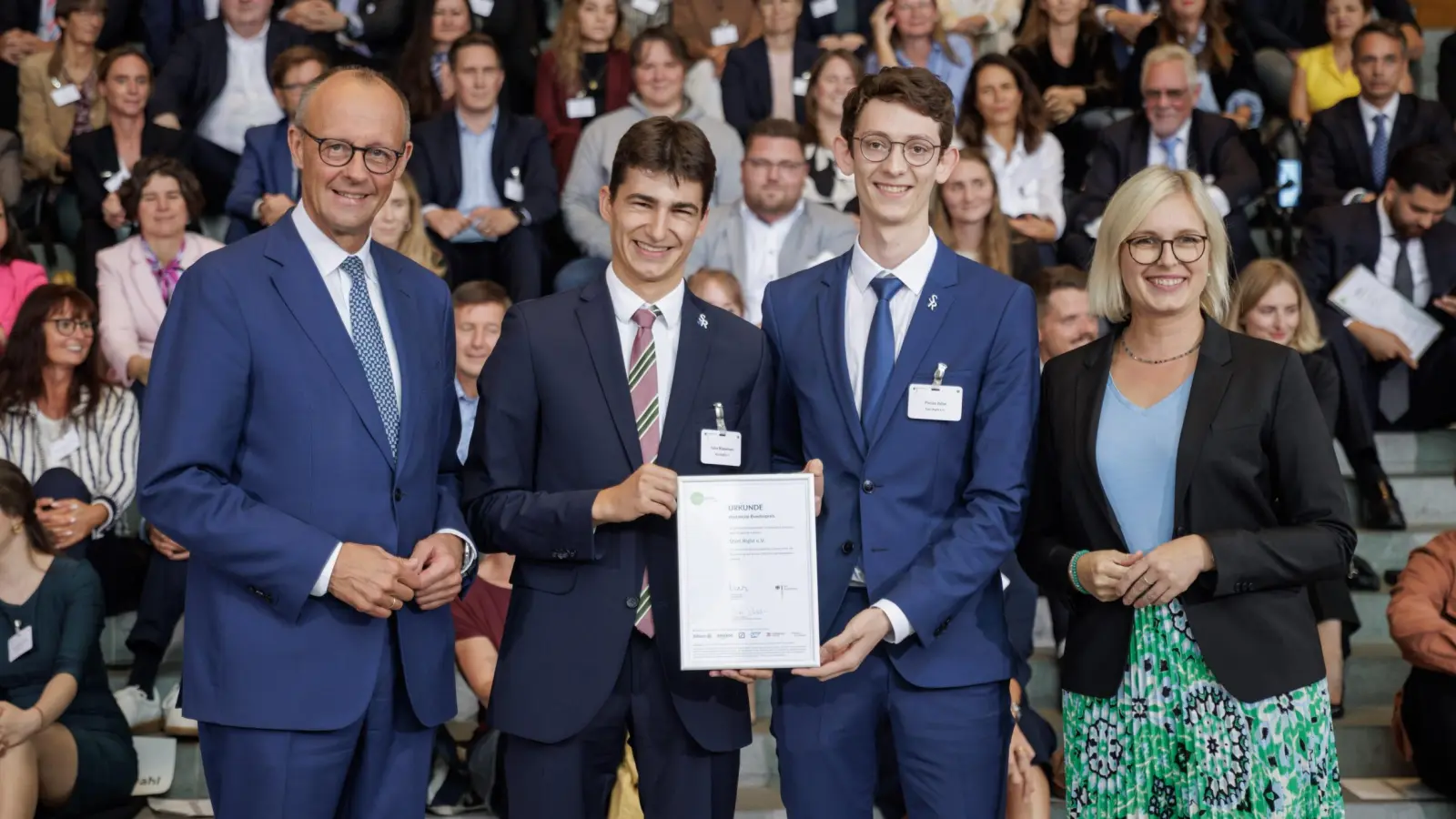 Vertreter von Start Right empfangen den Bundespreis des startsocial Stipendiums im Kanzleramt. (Foto: Gordon Welters/startsocial e.V. http://www.gordonwelters.com)