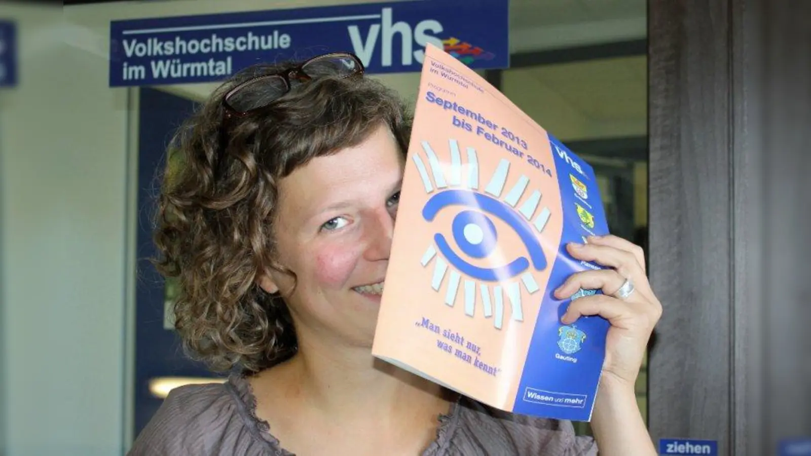 Die neue VHS-Geschäftsführerin Veronika Wagner vor dem Planegger Domizil am Marktplatz 10a. (Foto: US)