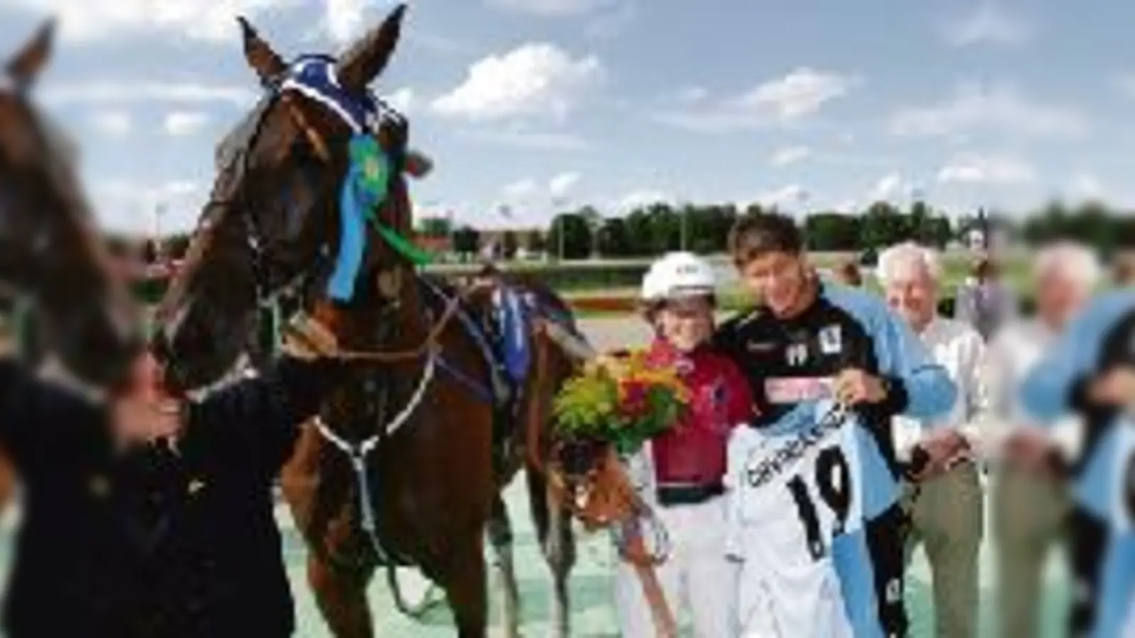 Nina Rippin mit Drum Fire: Bei der Siegerehrung gratuliert Löwen-Spieler Mate Ghvinianidze.  (Foto: Springer)