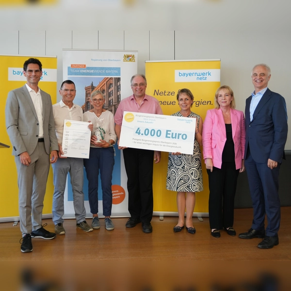 Gratulation zur Auszeichnung (von links): Markus Leczycki (Bayernwerk Netz), Wilhelm und Christina Embacher sowie Wildfried Kaiser (alle TSV Unterpfaffenhofen-Germering), Martina Drechsler (stv. Landrätin), Malgorzata Kroban (Klimaschutzmanagerin Landkreis Fürstenfeldbruck) und Dr. Konrad Schober (Regierungspräsident von Oberbayern) (Foto: Regierung von Oberbayern)