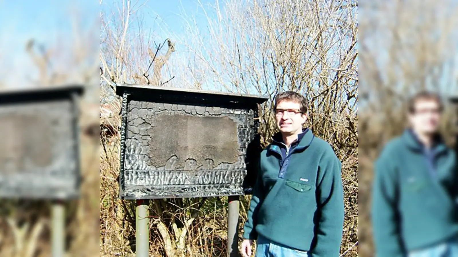 Johannes König, Vorsitzender des Kleingartenvereins Schlösselgarten im  Cosimapark, vor den verkohlten Resten eines Schaukastens.  (Foto: ikb)