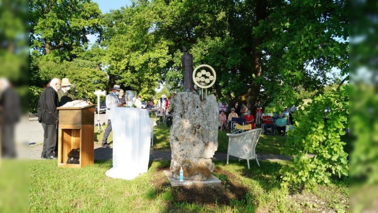 Bei der Segnung stand das neue Breitbrunner Marterl mit dem Heiligen Franz von Assisi und seinem bildlich dargestellten „Sonnengebet” im Mittelpunkt. (Foto: pst)