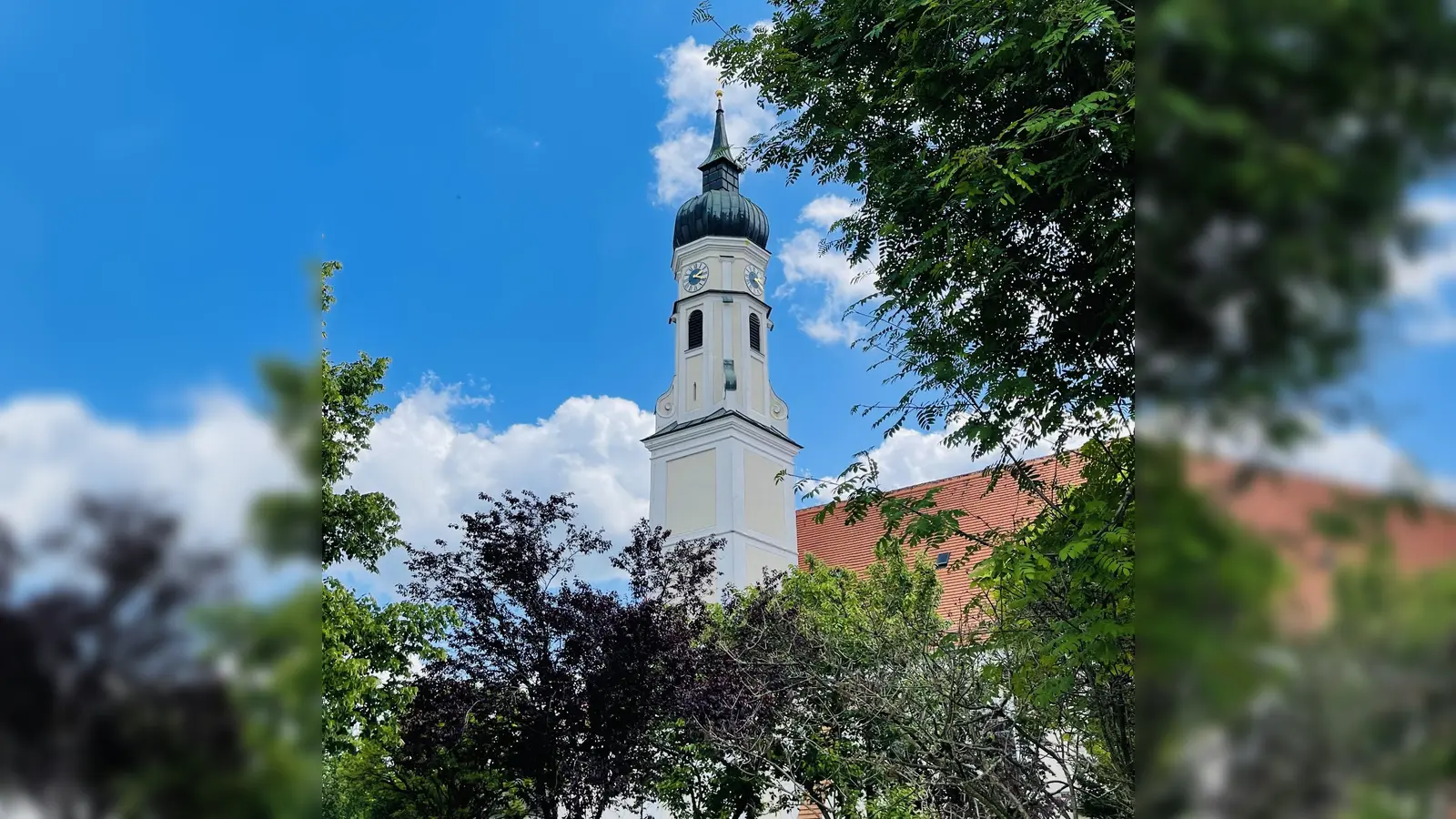 Rund um die Leonhardikirche findet das beliebte Leonhardi-Fest in Siegertsbrunn statt.  (Foto: hw)