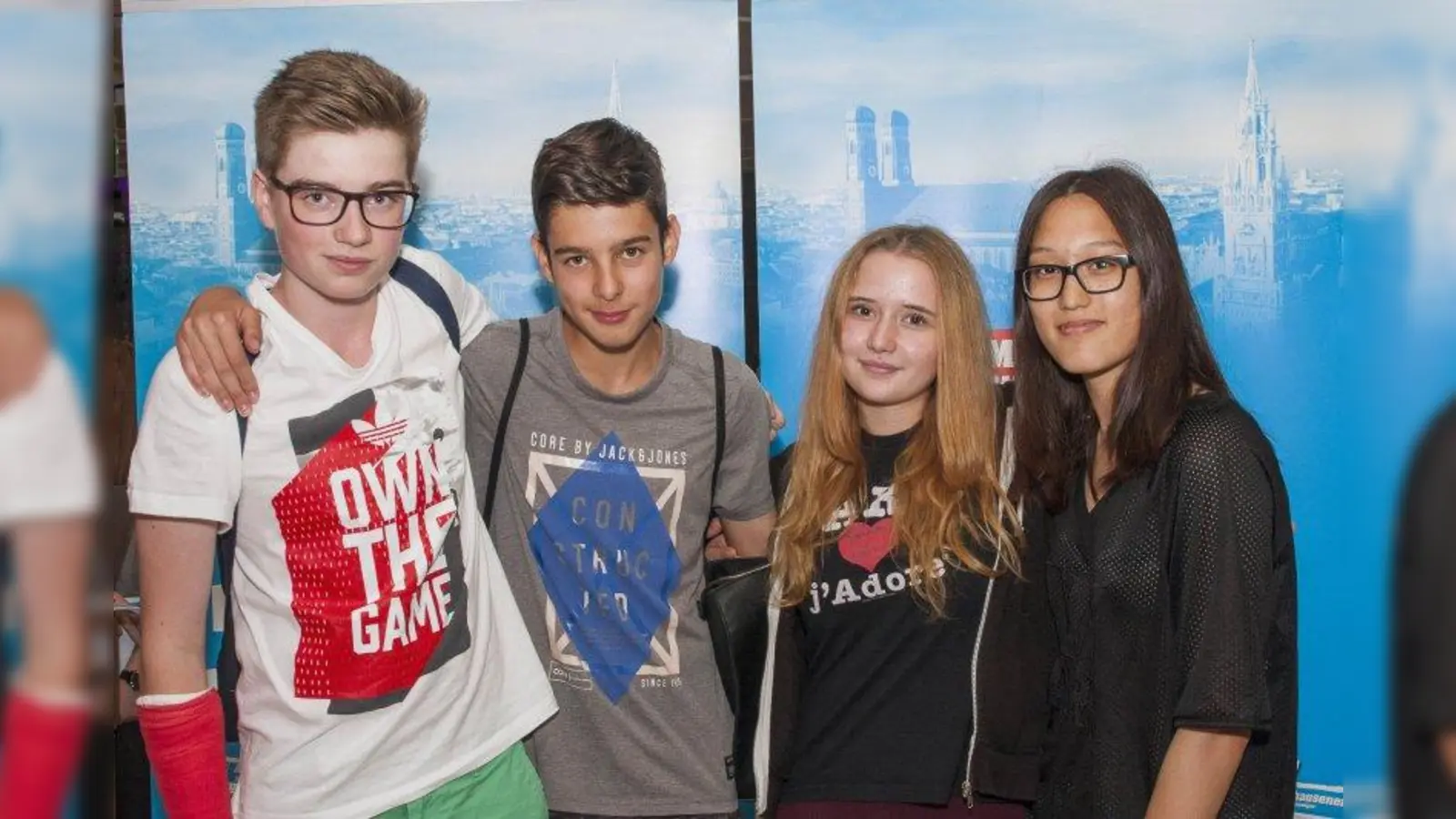 Stefanie Schweiger, Anna Pfahl,  Adrian Krämer und Paul Virgien: „Das Schuljahr war schön“, sind sich alle vier einig – auch bei den Wünschen für das nächste Jahr: „Dass man die Klasse schafft und die Ziele erreicht.“ Die Berufsvorstellungen sind ganz unterschiedlich und reichen von Moderatorin über Zahnärztin bis zu „irgendetwas mit Film – aber hinter der Kamera!“ (Foto: Patricia Prankl)