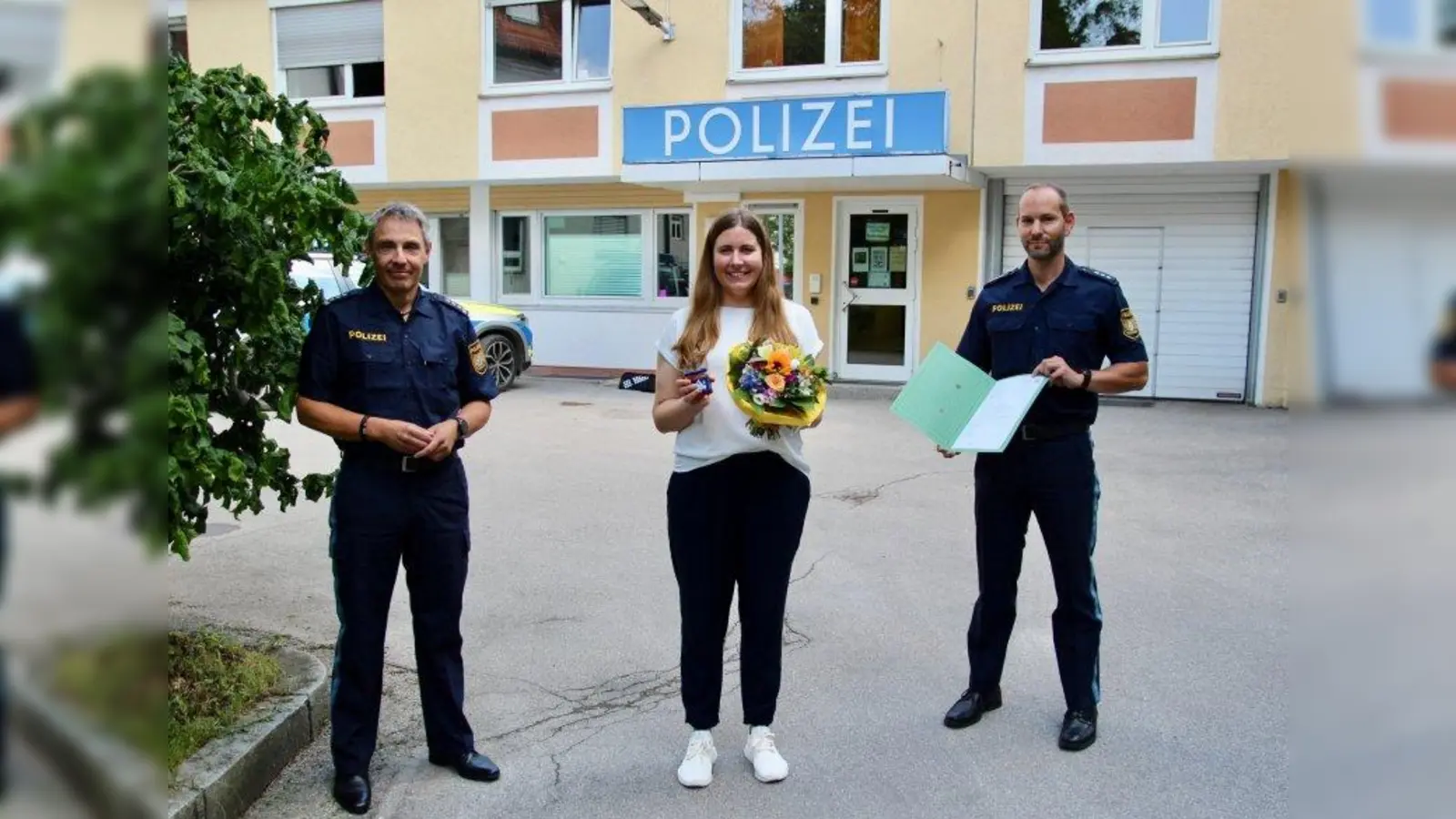 Anika Bichlmeier verhinderte durch ihr beherztes Einschreiten den Trickbetrug an einem betagten Bürger und wurde dafür von Thomas Sorgalla und Michael Süssbrich (v.l.) geehrt. (Foto: us)