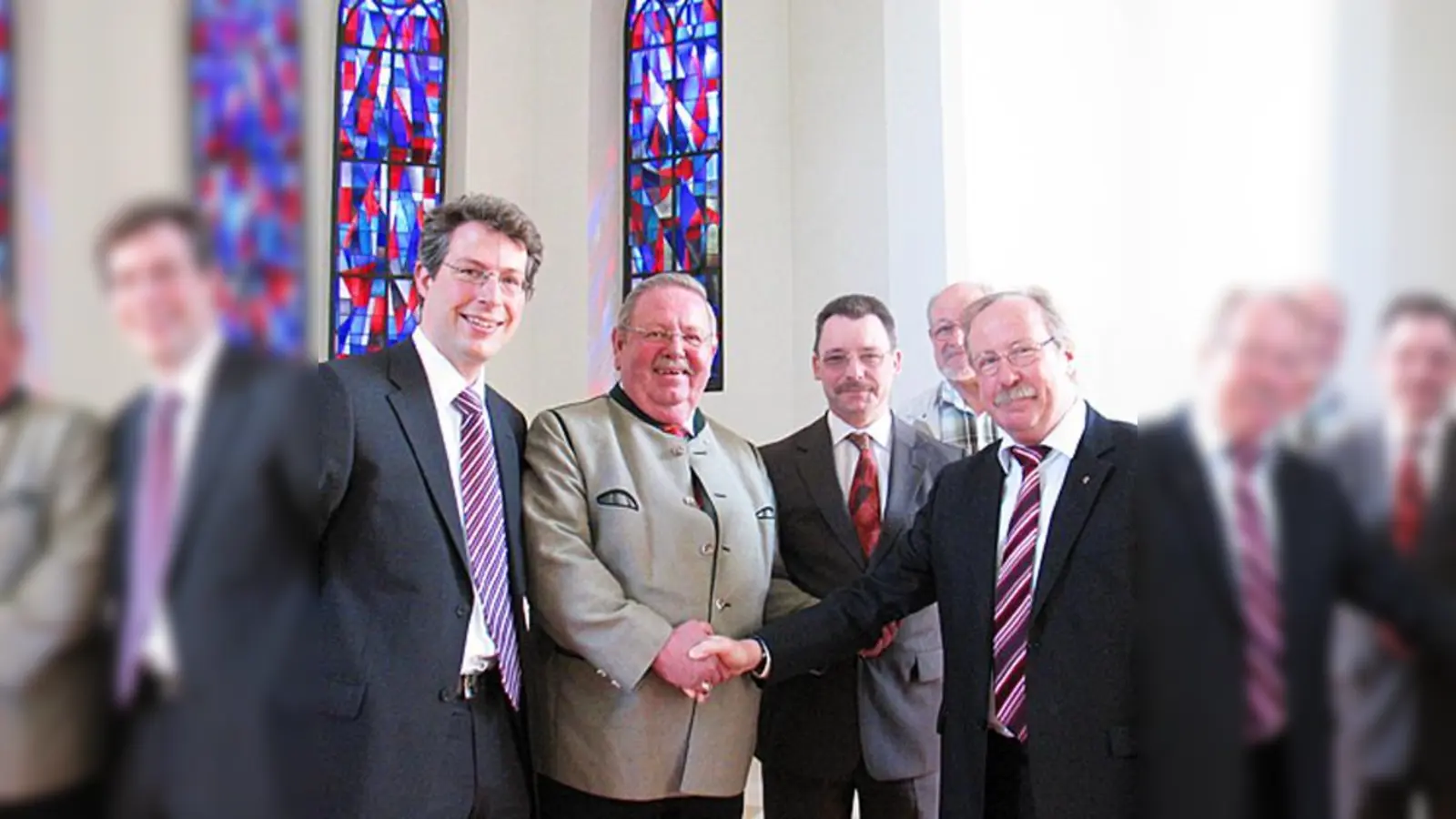 Markus Blume (MdL), Herbert Frankenhauser (MdB), Michael Kammerloher und Manfred Keller (Kichenvorstand) und Pfarrer Dietrich Röhrs (v. li.).  (Foto: aha)