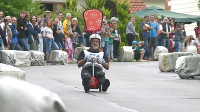 Wartenbergs schnellster Bürgermeister: Seniorenreferent Peter Schickinger versuchte sich 2017 in der Bobby-Car-Klasse.	 (Foto: kw)