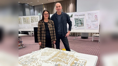 Der Vorsitzende des Preisgerichts, Professor Markus Allmann, mit Stadtbaurätin Merk. (Foto: Nicole Heiß/LHM)