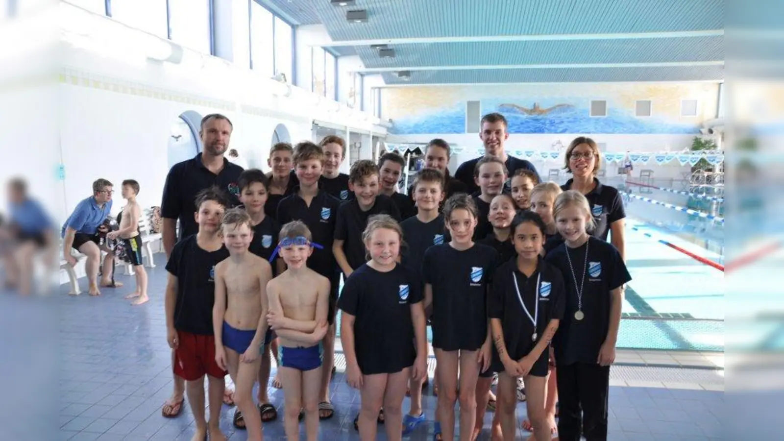 So sehen Gewinner aus: Das Team des TSV E. Karlsfeld im Lechbad in Kaufering. (Foto: pr)
