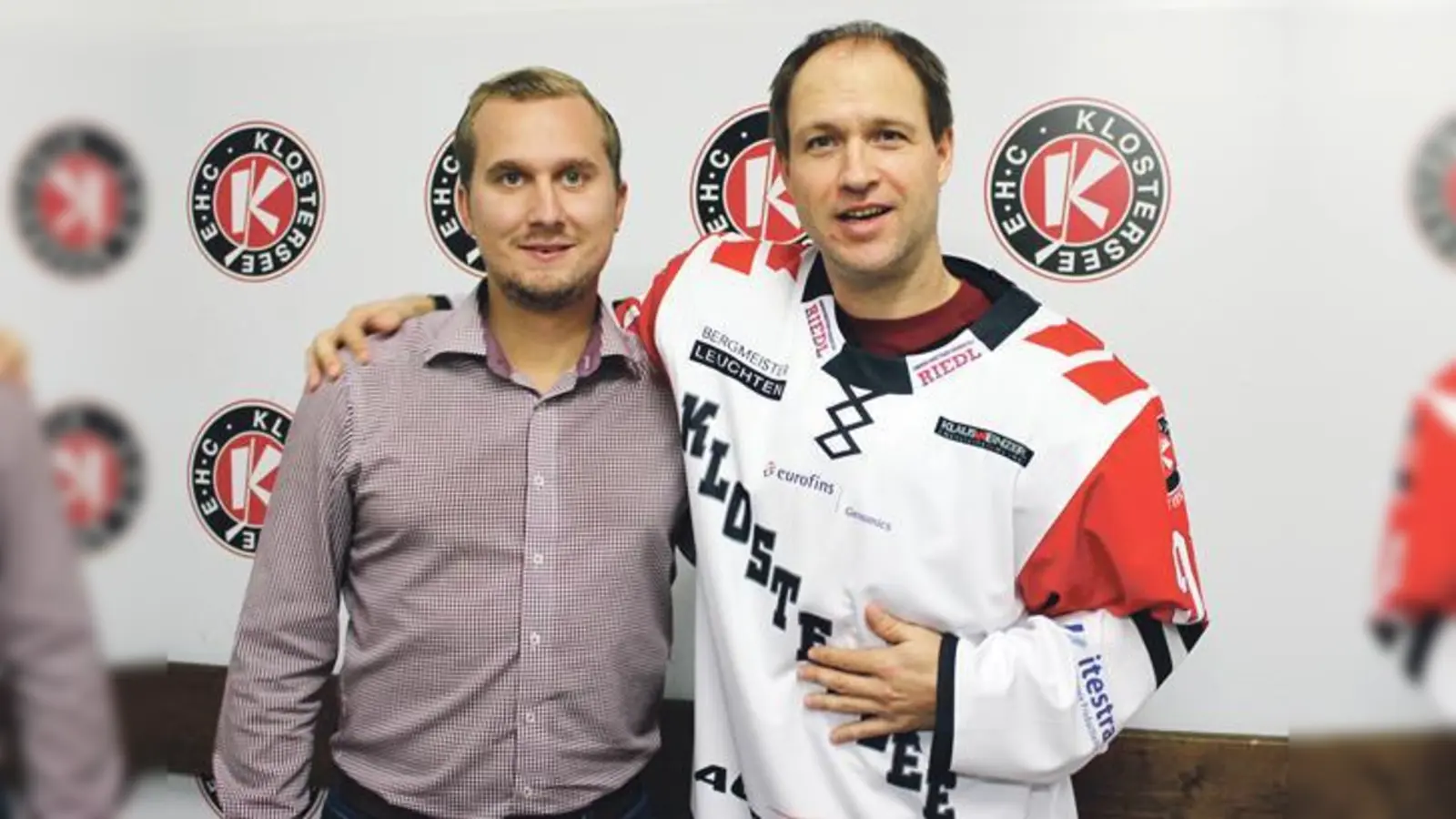 Bob Wren zusammen mit Trainer Dominik Quinlan (links), der beim Wren Hockey Classic in Wien auch selbst wieder seine Schlittschuhe schnüren wird.	 (Fotos: smg/CU)