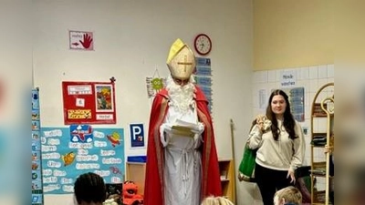 Der Nikolaus hat die ersten und zweiten Klassen der Kleinfeldschule persönich besucht und kleine Geschenke überreicht. (Foto: Kleinfeldschule)