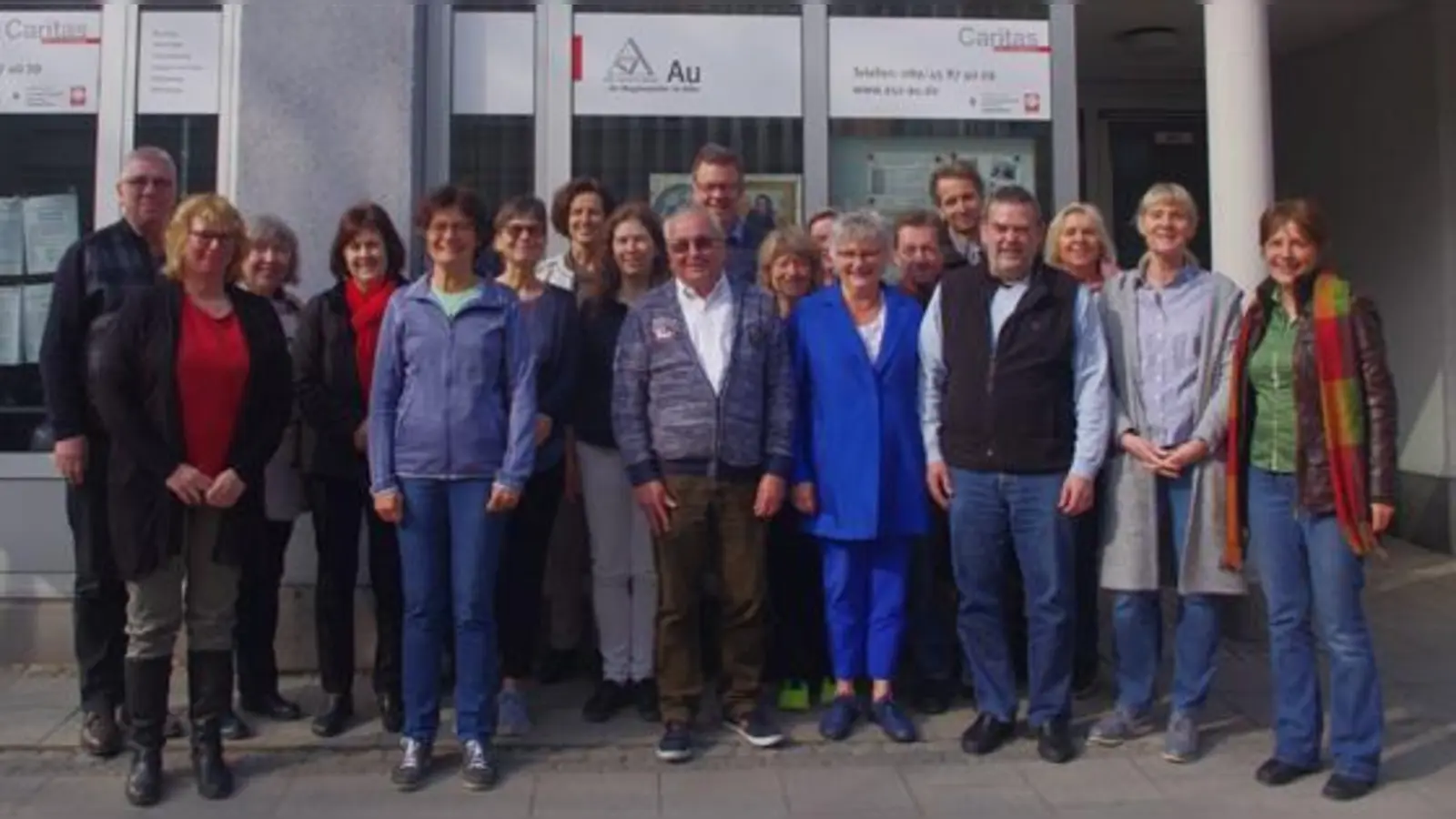 Das Leitungsteam der Caritas München Ost mit Erich Rauch, Gebietsleitung (1. Reihe, 3. von rechts) und Stellvertreterin Barbara Fröhlich-Rausch (1. Reihe, 2. von rechts).  (Foto: Caritas München Ost)