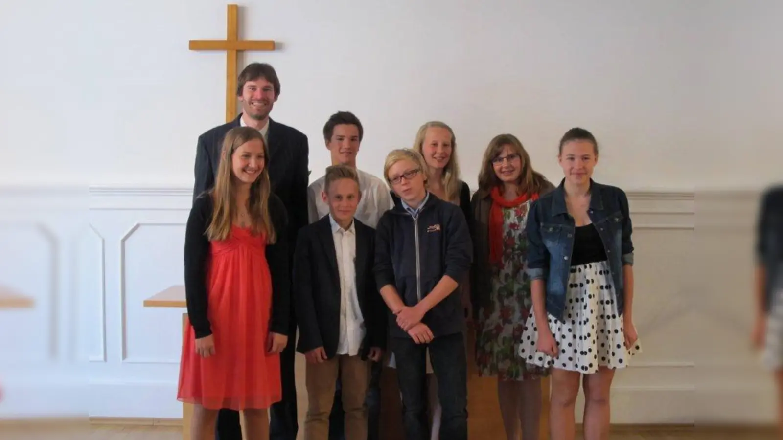Pastor Thomas Scheitacker mit den Jugendlichen (von hinten links nach vorne rechts): David Schwab, Charlotte von Esebeck, Lea Noack  und Emily Schwab, Moritz Ottofülling, Jonathan Stelzer und Sonja Brandt. (Foto: pi)