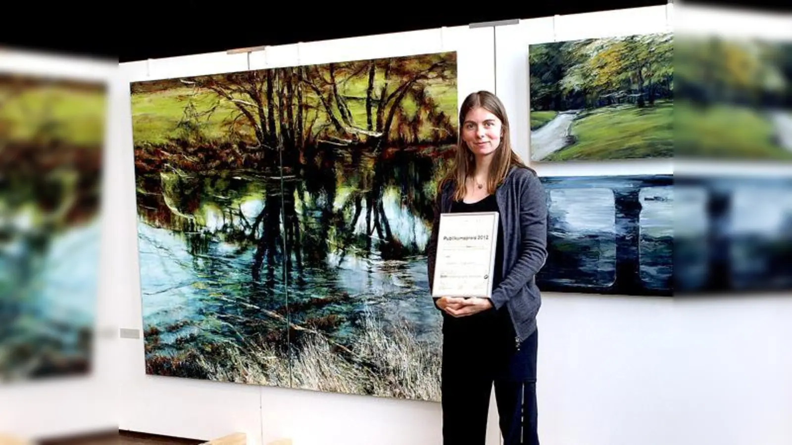 Susanne Kiesewetter bekam den Publikumspreis für ihr Kunstwerk verliehen.	 (Foto: Privat)