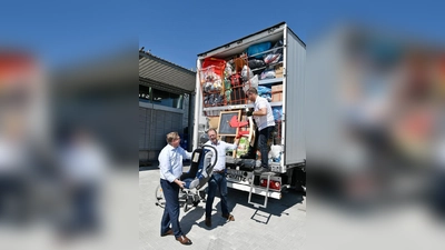 Flughafenchef Michael Kerkloh (links) und der Vorsitzende des Flughafenvereins, Thomas Bihler (Mitte), legten bei der Verladung selbst Hand an.  (Foto: Flughafen München GmbH)