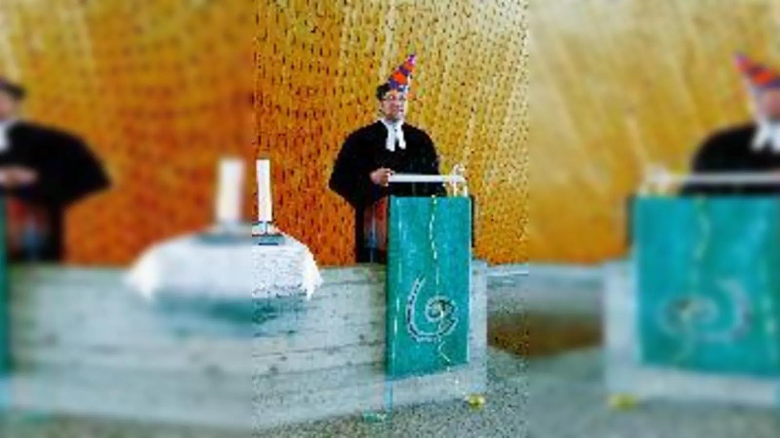 »Zwar fand ich keine Narrenkappe, jedoch das Hütchen hier aus Pappe. Zur Narrenpredigt passts grad recht, ergänzt auch den Talar nicht schlecht«, fand Pfarrer Ulrich Haberl-Wieberneit in seiner Predigt.	 (Foto: Privat)