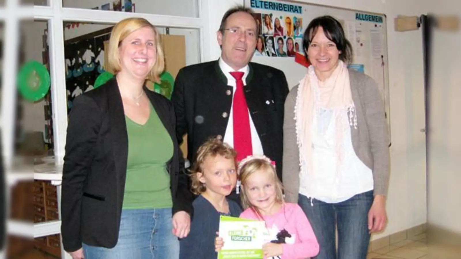 Mareike Ziegler (IHK-Projektleiterin, l.) mit Bürgermeister Dr. Stefan Straßmair, der Kindergartenleiterin Tina Staudt und zwei Kindern aus der »Kinderwelt Hohenbrunn«, die stolz das neue Zertifikat »Haus der kleinen Forscher« zeigen.  (Foto: IHK)