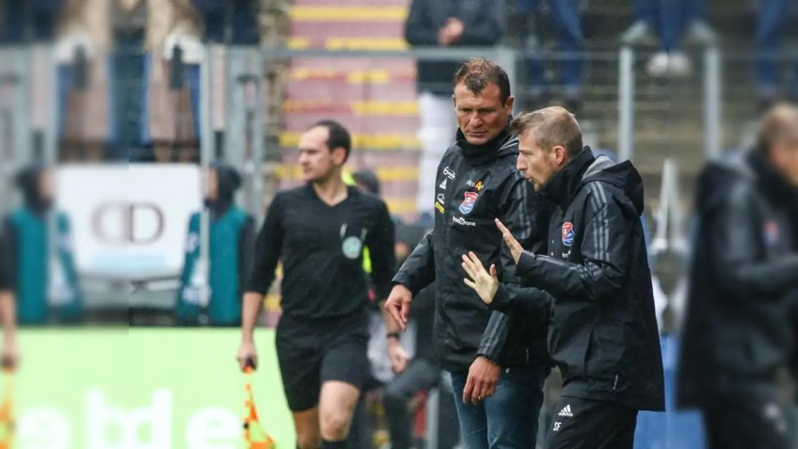 Wieder nur Unentschieden: Da Haching in Rückstand geraten war, konnte Trainer Claus Schromm (links) mit dem 1:1 beim Halleschen FC aber gut leben.	 (Foto: Christian Riedel)