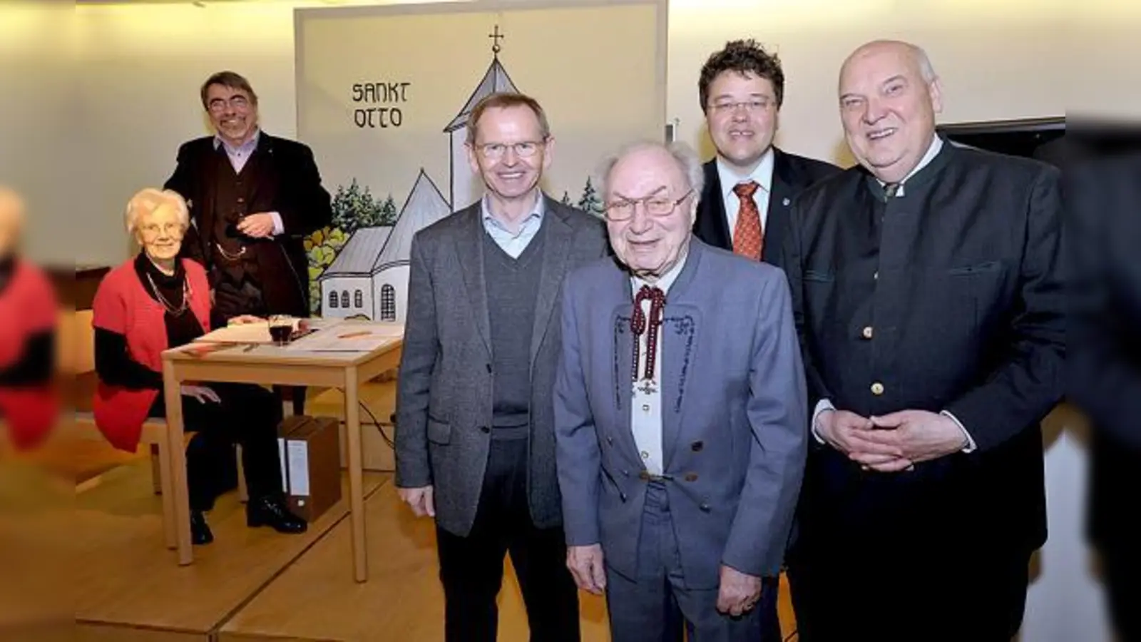 Feierlicher Umtrunk im Pfarrsaal (v.l.): Therese Hörsgen, Theo Säugling, Pfarrer Czeslaw Lukasz, Georg Bauer, Bürgermeister  Thomas Loderer und Gerhard Schmidt. 	 (Foto: Claus Schunk)