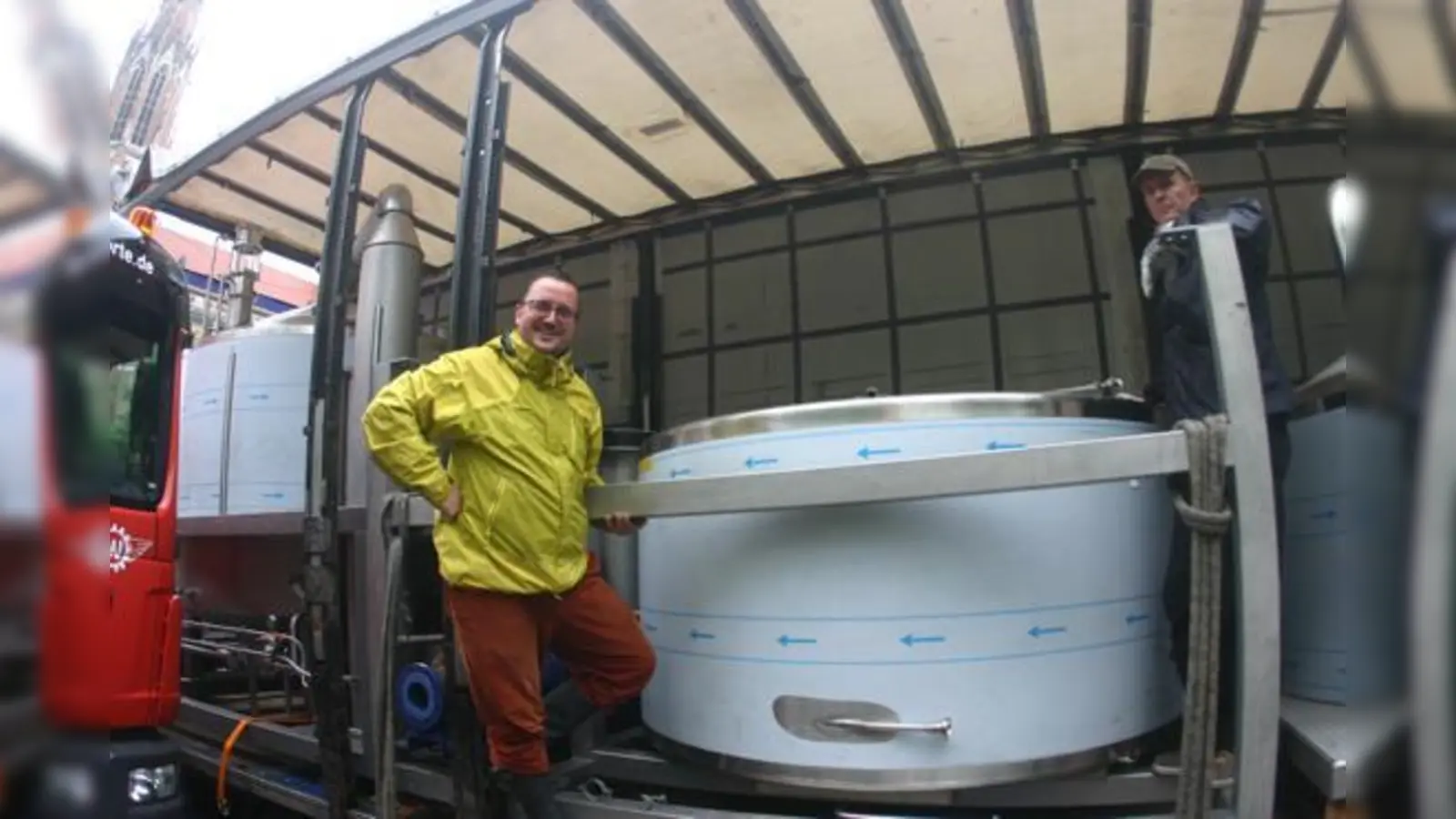 »Giesinger Bräu« zieht um: Ein gut gelaunter Brauerei-Chef Steffen Marx (links) beim Entladen eines Lkws an der Martin-Luther-Straße.	 (Foto: Harald Hettich)