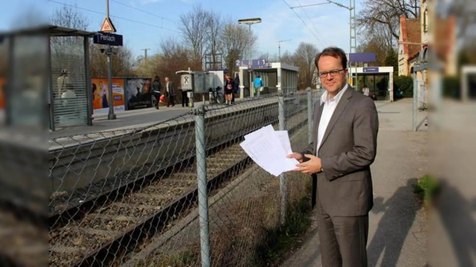 MdL Markus Rinderspacher mit der schriftlichen Absage vor dem S-Bahnhof  Perlach.	 (Foto: Privat)