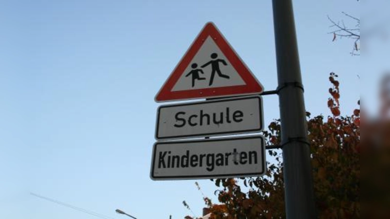 „Fuß vom Gas!”, bedeutet das Verkehrszeichen „Achtung Kinder!” (Foto: tg)