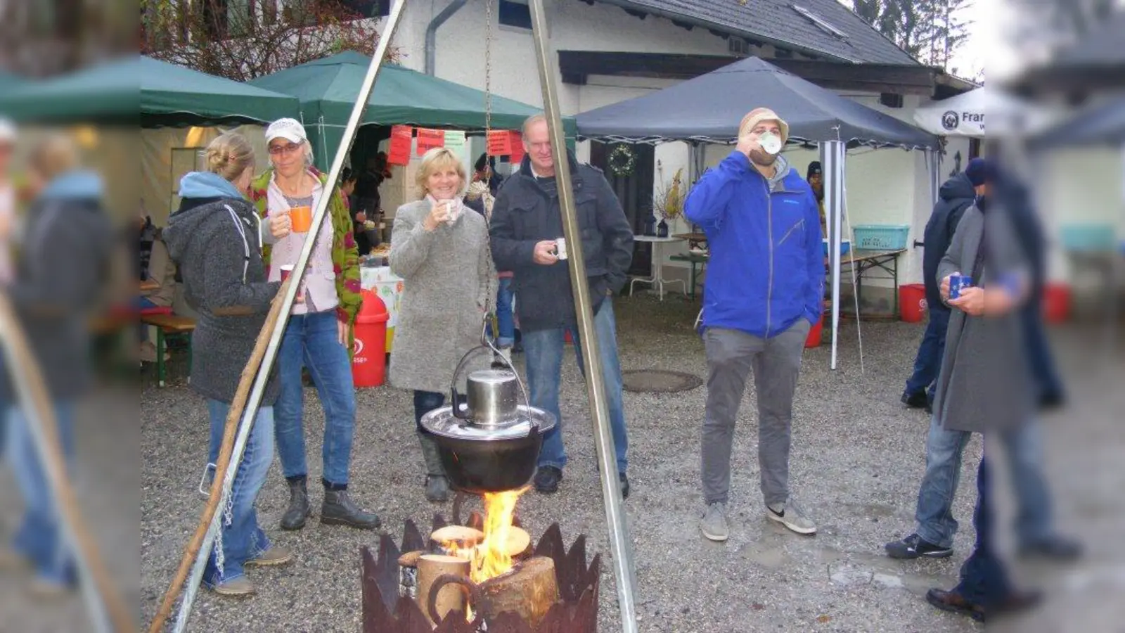 Gute Stimmung beim Weihnachtsmarkt in Untermaxlried. (Foto: Schauer)