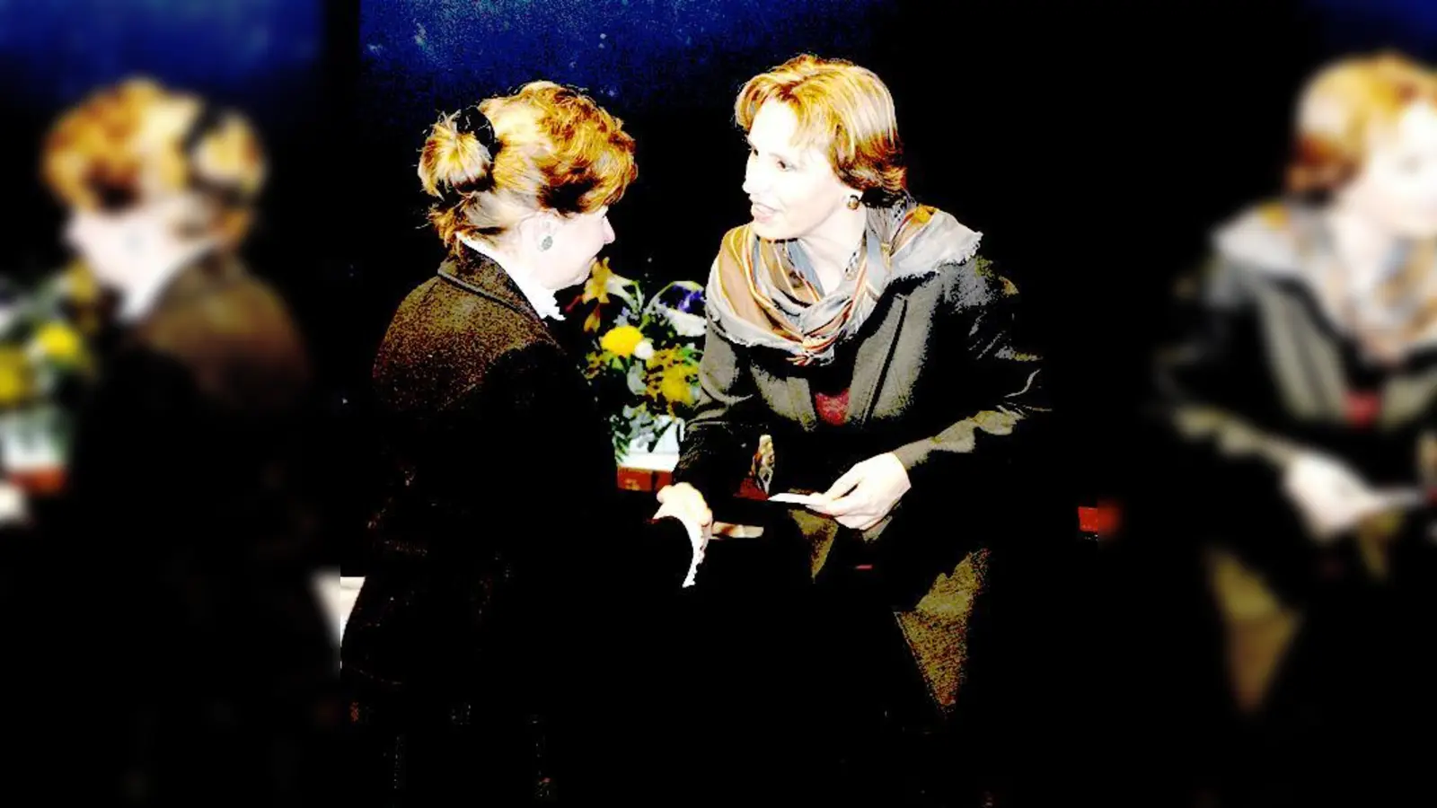 Staatsministerin Christine Haderthauer (rechts) überreichte Eva-Maria Stiebler die Ehrenamtskarte.	 (Foto: LRA München)