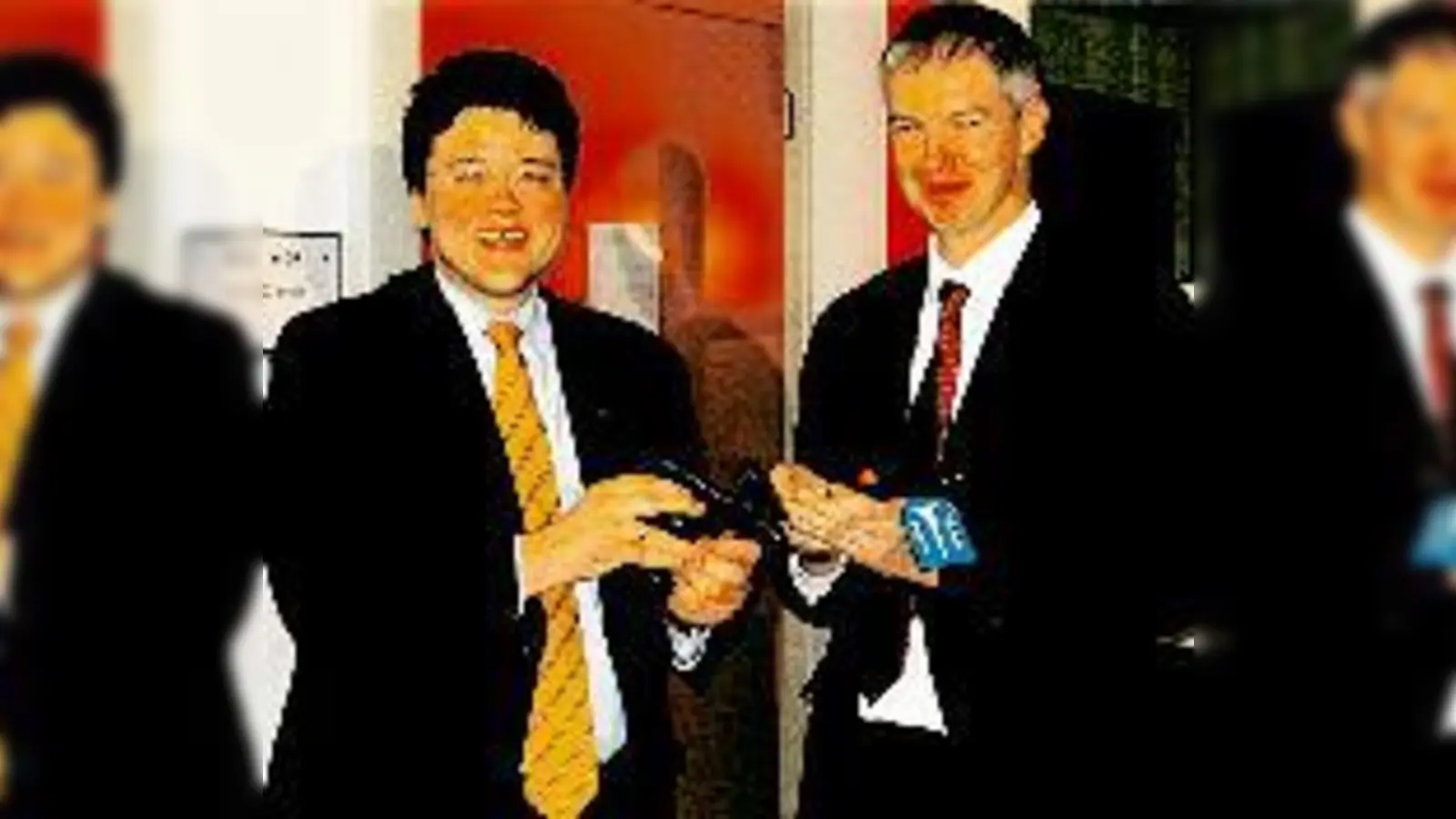 Bürgermeister Thomas Loderer überreichte Schulleiter Achim Lebert den symbolischen Schlüssel für den Mittagsversorgungsanbau.  (Foto: Ka)